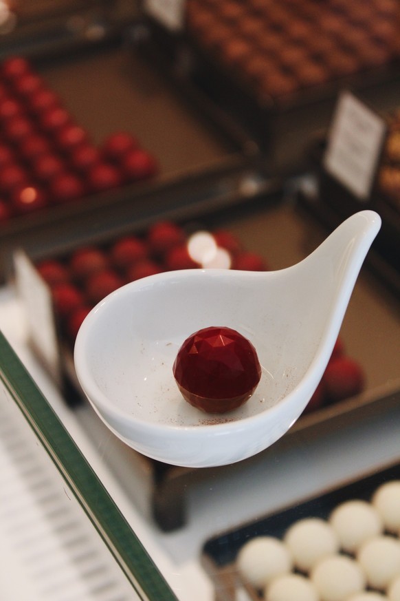 La nouvelle boutique de Sweetzerland, Rue de La Croix-d'Or à Genève, et sa maître chocolatière Elena Esposto.