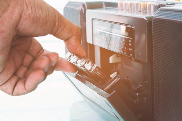 Beaucoup d’amateurs de musique apprécient la nature tangible des anciens supports audio comme la cassette.