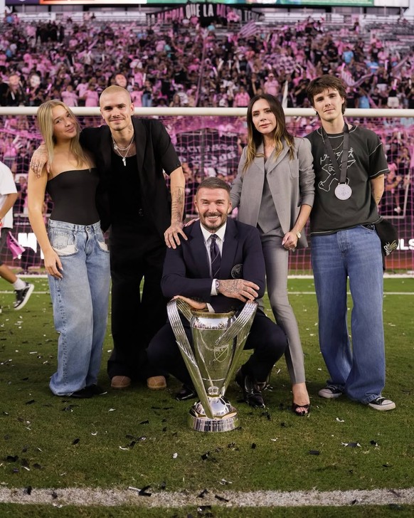 D'un côté: David et Victoria Beckham, avec leurs trois cadets: Romeo, Cruz et Harper.