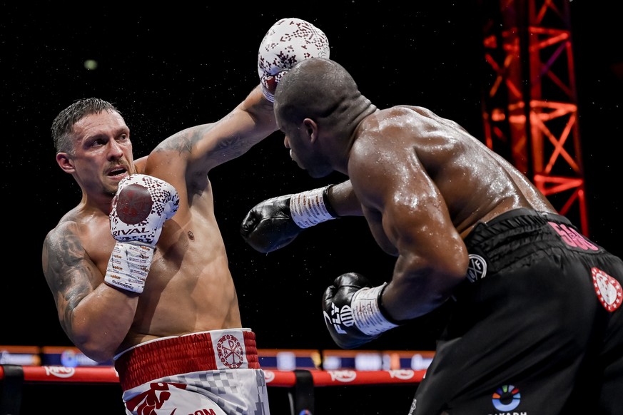 epa12248287 Oleksandr Usyk (L) of Ukraine in action against Daniel Dubois (R) of Great Britain during their undisputed heavyweight title bout at the Wembley Stadium in London, Great Britain, 19 July 2 ...