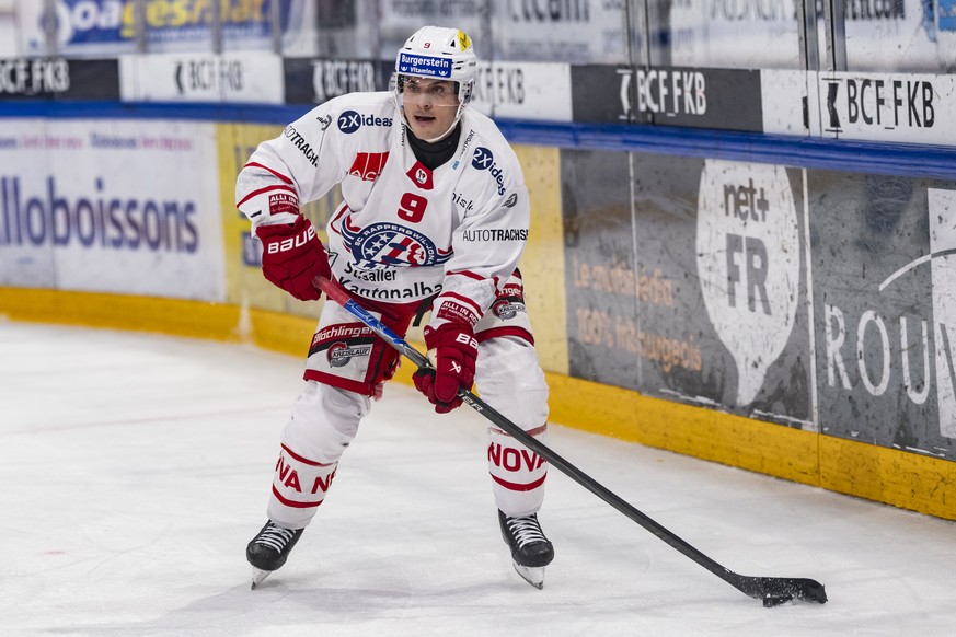 Mika Henauer (SCRJ) spielt den Puck, im Spiel der Eishockey National League zwischen Fribourg-Gotteron, HCFG, und SC Rapperswil-Jona Lakers, SCRJ, vom Mittwoch, 3. Dezember 2025 in der BCF Arena in Fr ...