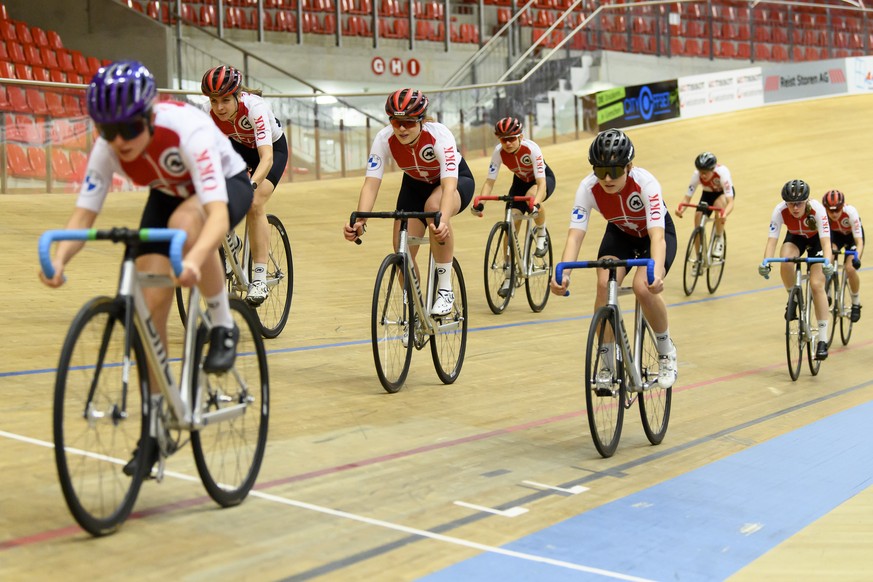 Die Athletinnen von Swiss Cycling in Aktion waehrend die Swiss Cylcing Medical Days, am Donnerstag, 25. November 2021 in Grenchen. (KEYSTONE/Anthony Anex)