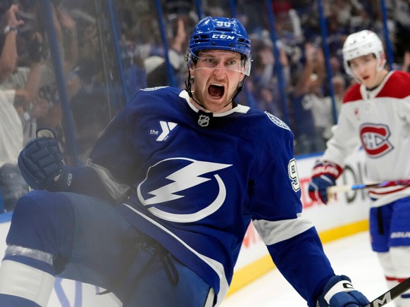 Janis " J.J." Moser (Tampa Bay) fête son but décisif contre Montréal.