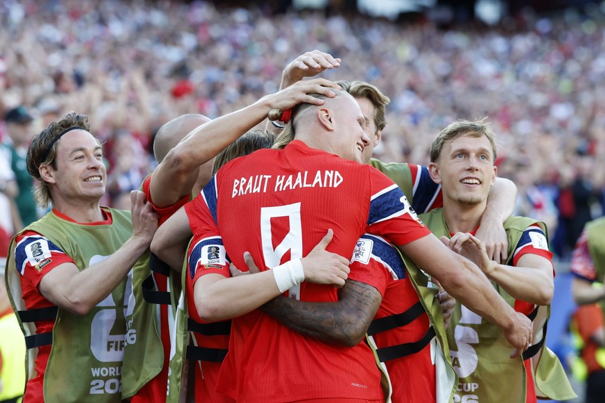 epaselect epa13042673 Erling Haaland of Norway (C) celebrates with his teammates after scoring the 2-1 goal during the FIFA World Cup 2026 group stage match Iraq against Norway, in Boston, Massachuset ...