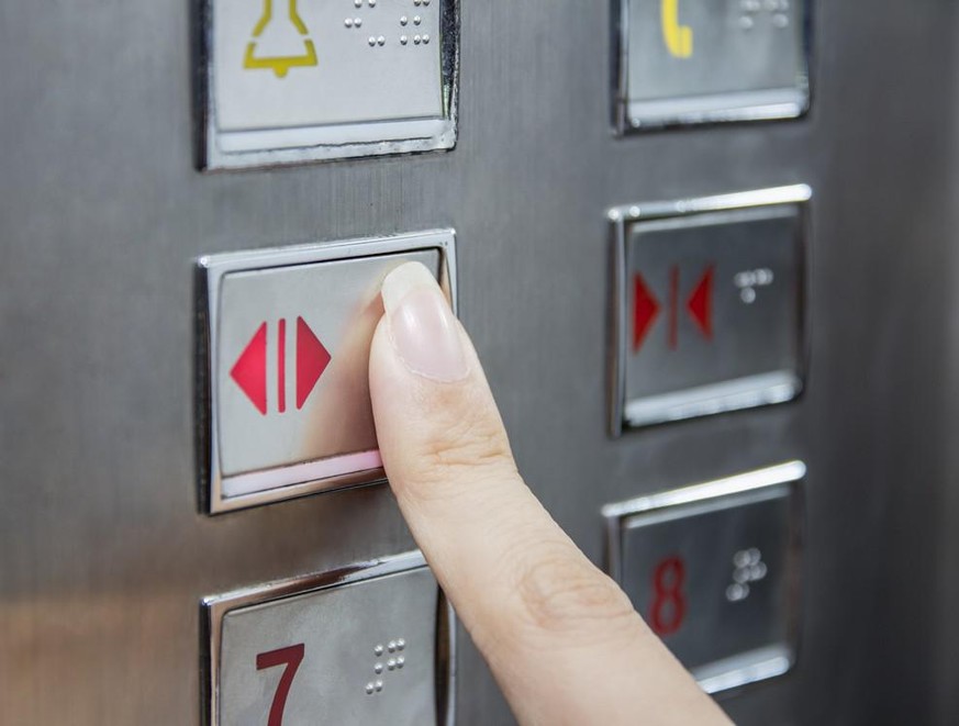 Les boutons des portes d'ascenseurs fonctionnent-ils vraiment?