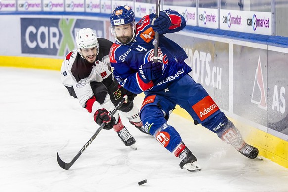 Damien Riat (LHC) (links) kaempft um den Puck mit Patrick Geering (ZSC) (rechts) im fuenften Playoff Final Eishockeyspiel der National League zwischen den ZSC Lions und Lausanne HC, am Donnerstag, 25. ...