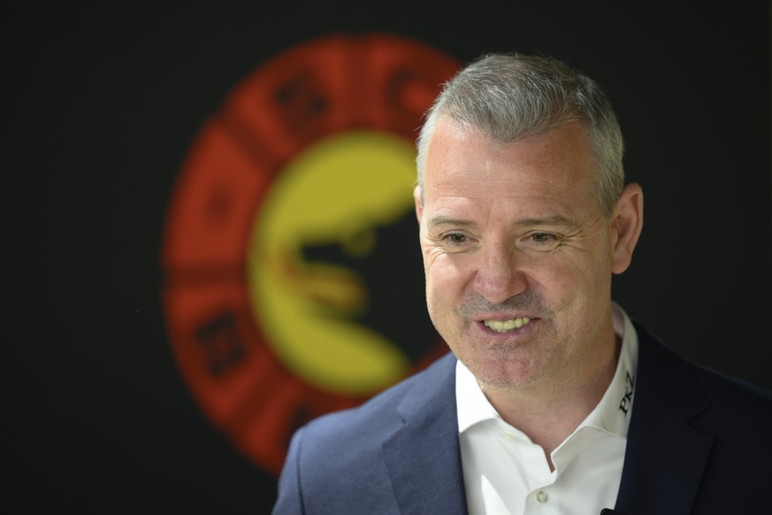 Serge Aubin (links) spricht anlaesslich der Vorstellung des Trainers Serge Aubin an der Medienkonferenz des SC Bern, fotografiert am Dienstag, 2. Juni 2026 in der Postfinance Anrena in Bern. (KEYSTONE ...