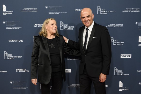 Ruth Waldburger, gauche, productrice de cinema suisse arrive sur le tapis rouge avec le President de la Confederation Alain Berset, droite, lors de la remise du Prix du cinema suisse (Schweizer Filmpr ...