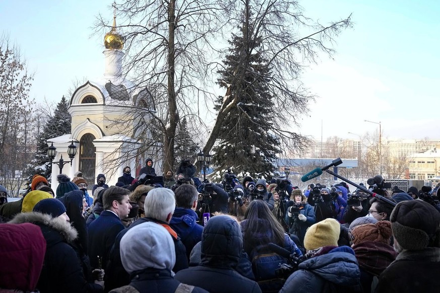 Des journalistes et des sympathisants du groupe de défense des droits humains Memorial écoutent les avocats de Memorial se rassembler devant le tribunal de Moscou à Moscou, en Russie, le mercredi 29 d ...