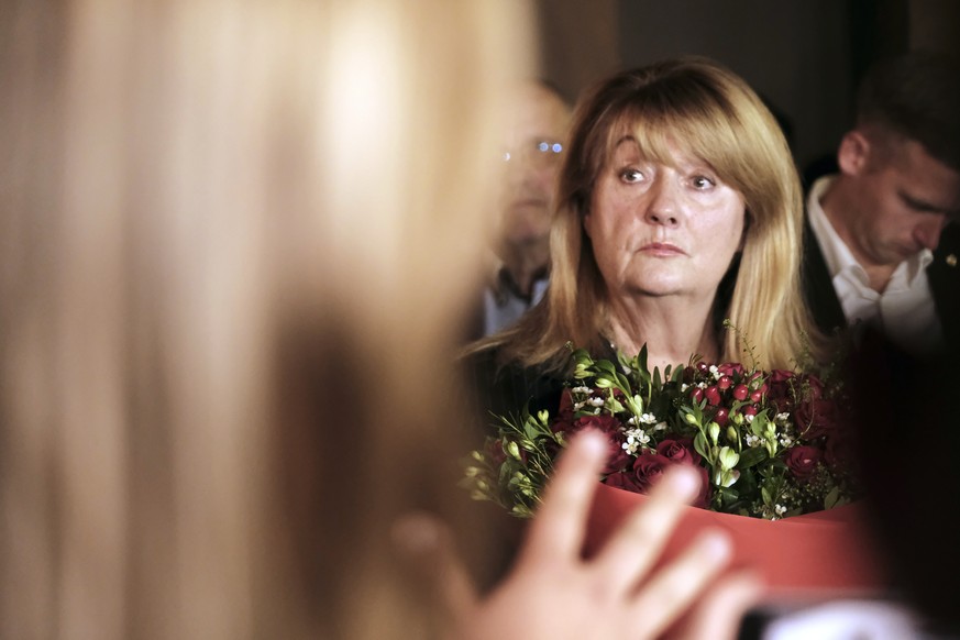 epa11688149 Leader of the Social Democratic Party Vilija Blinkeviciute (C) speaks to media as she waits for the results of the second round of Lithuanian parliamentary election in Vilnius, Lithuania,  ...
