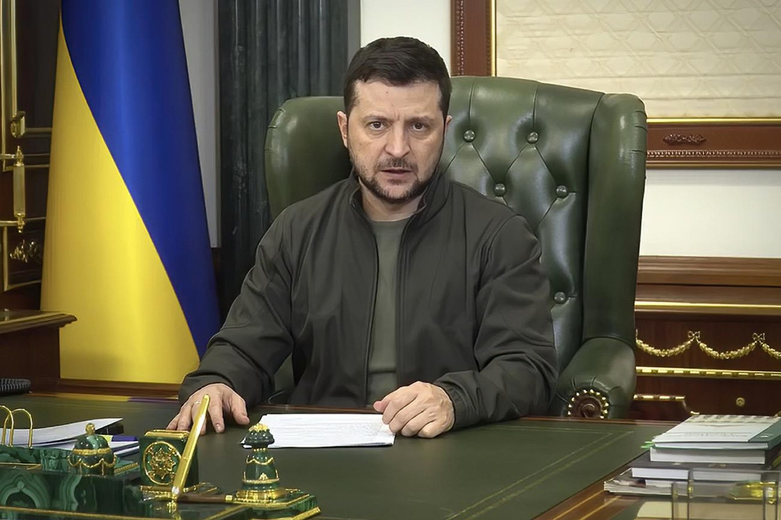 Dans cette image tirée d'une vidéo fournie par le Bureau de presse présidentiel ukrainien et publiée sur Facebook au début du 18 mars 2022, le président ukrainien Volodymyr Zelensky s'exprime depuis K ...
