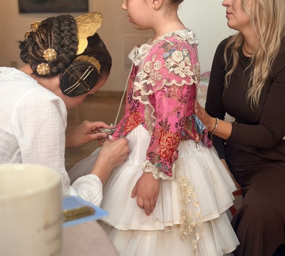 Toute la famille se prépare pour les festivités.