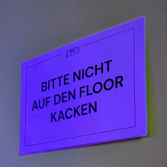 Lustiges Schild: bitte nicht auf den Floor kacken.