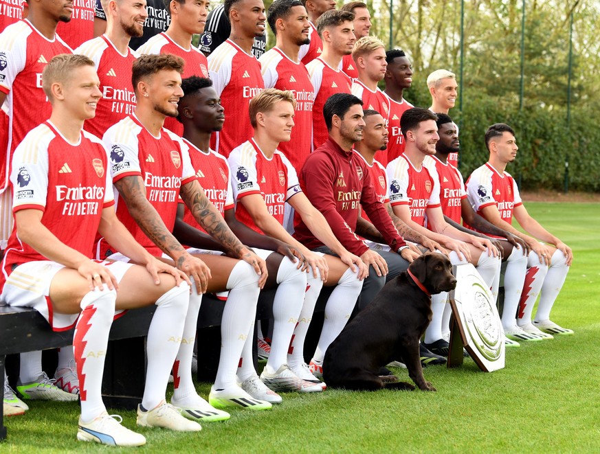 ST ALBANS, ENGLAND - SEPTEMBER 18: Arsenal Manager Mikel Arteta, Bukayo Saka, Martin Odegaard and Gabriel Jesus with the Arsenal Therapy Dog Win during the Arsenal Men's team group shoot at Londo ...