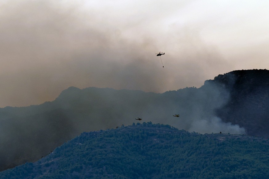 epa13089713 A helicopter helps tackle a forest fire in Soneja (Castellon), Valencia, Spain, 05 July 2026. Members of the Military Emergency Unit (UME), supported by 17 vehicles, are joining efforts to ...