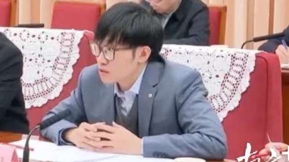 Liang Wenfeng sur une chaîne chinoise nommée CCTV.
