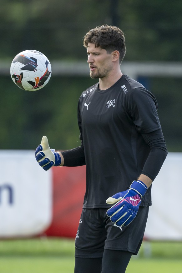 Torhueter Gregor Kobel bei einem Training der Fussball Nationalmannschaft in Basel, am Montag, 2. September 2024. Die Schweiz bereitet sich vor fuer die Spiele der UEFA Nations League gegen Daenemark  ...