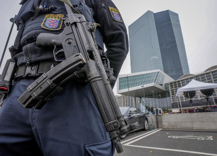 A German police officer guards the European Central Bank during a press conference following the ECB&#039;s meeting of the governing council in Frankfurt, Thursday, Oct. 28, 2021. (AP Photo/Michael Pr ...