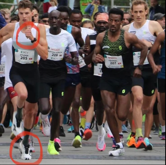 Max Studer dans ses oeuvres, des bâtons dans les mains et sa chaussure supersonique.