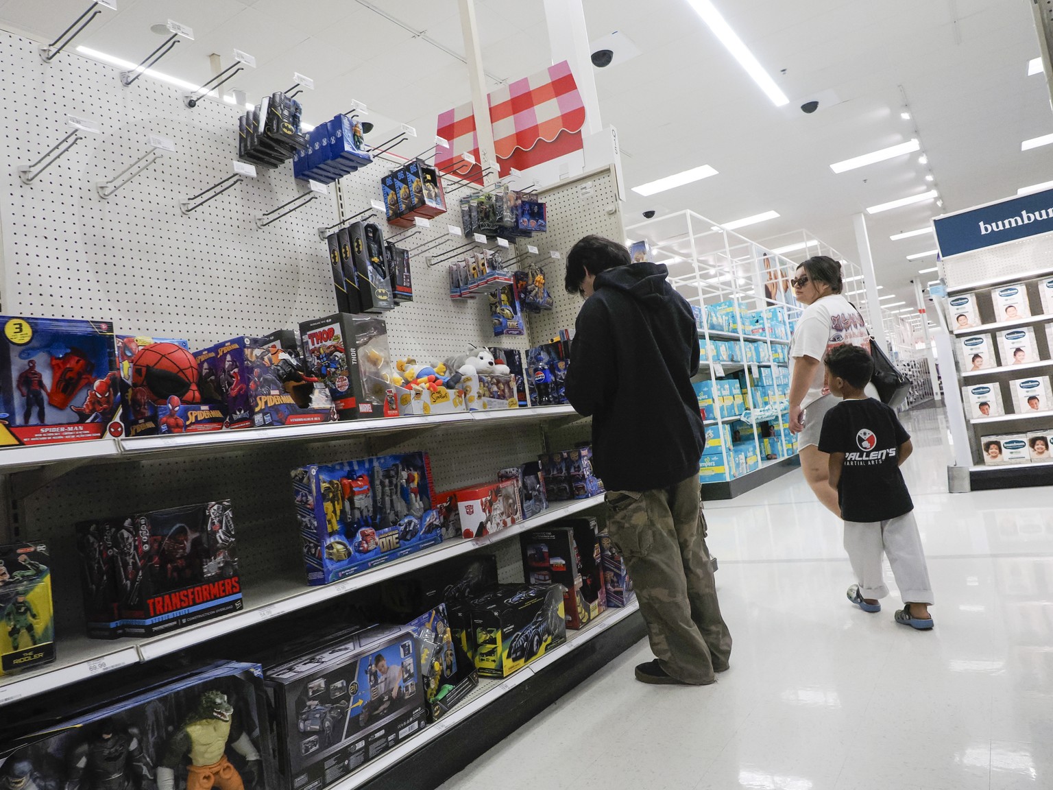 epa12066373 Shoppers at a Target store in San Leandro, California, USA, 30 April 2025. Executives from Walmart, Target and Home Depot met with US President Trump to discuss the path forward on trade a ...