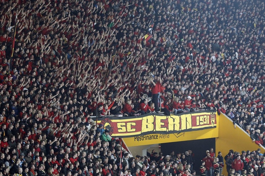 Die Berner Fans waehrend dem dritten Playoff-Finalspiel der National League A zwischen dem SC Bern und den ZSC Lions am Samstag, 7. April 2012 in der Postfinance-Arena in Bern. (KEYSTONE/Peter Klaunze ...