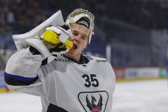 Fribourg-Gotteron Torhueter Connor Hughes waehrend dem Eishockey-Meisterschaftsspiel der National League zwischen dem EHC Kloten und dem HC Fribourg-Gotteron am Dienstag, 1. November 2022, in Kloten.  ...