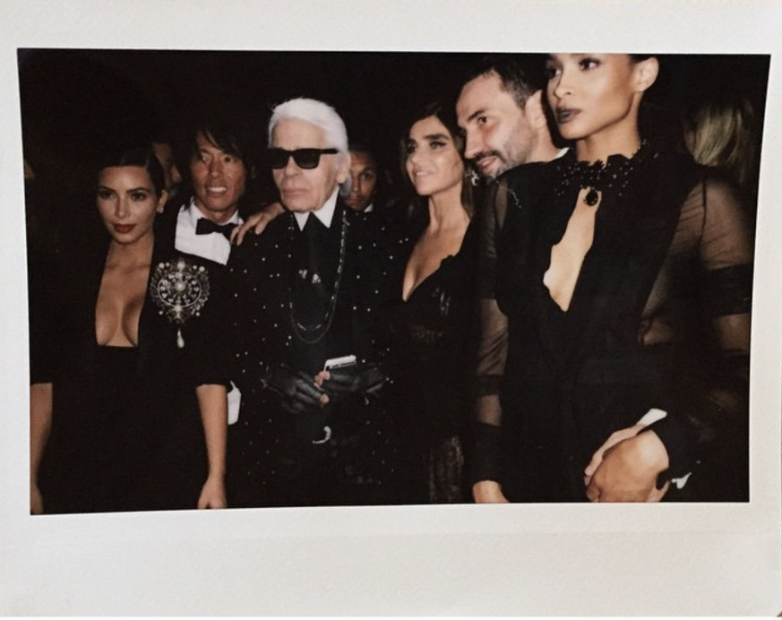 La «nouvelle Kim Kardashian» taille sa place au premier rang des fashion weeks et noue des amitiés avec les créateurs, comme ici Karl Lagerfeld.