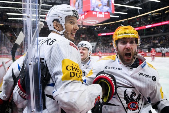 Joie de l&#039;attaquant fribourgeois Julien Sprunger, apres avoir marque le premier but avec le top scorer PostFinance fribourgeois Christopher DiDomenico lors de la rencontre de playoff 1/4 de final ...