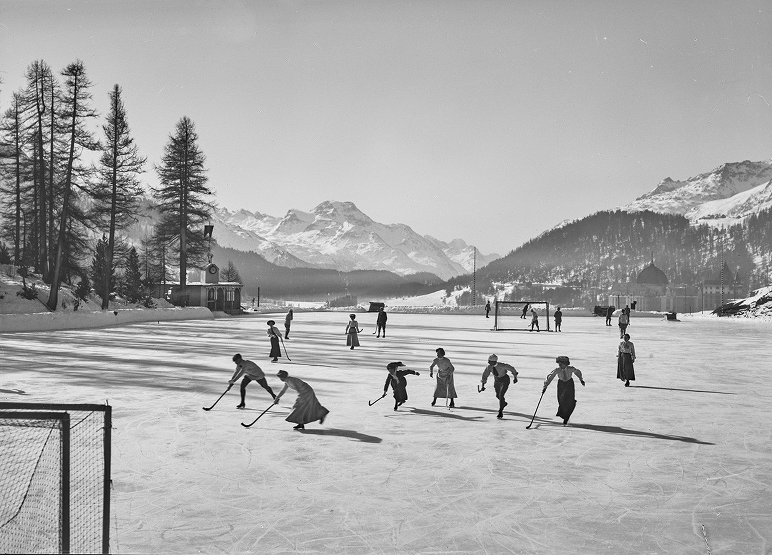 Un match de bandy mixte, Saint-Moritz, 1910.
https://commons.wikimedia.org/wiki/File:CH-NB_Photoglob-Wehrli_EAD-WEHR-12437-B.tif