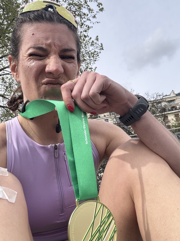 Ma médaille et mon seum en bandoulière.