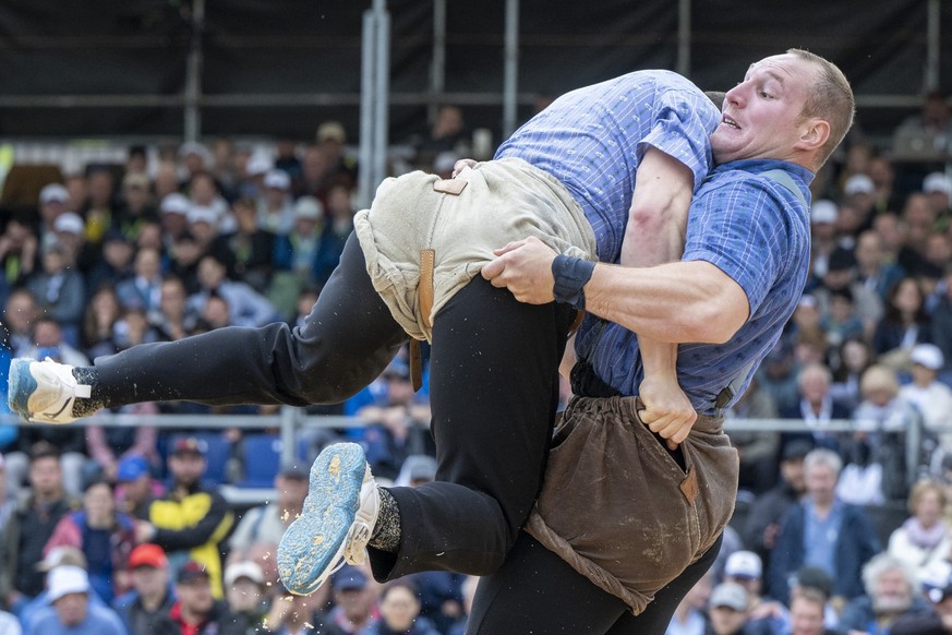 Joel Wicki, rechts, und Lukas von Euw, links, im 3. Gang beim 105. Luzerner Kantonalen Schwingfest vom Sonntag, 25. Mai 2025 in Root im Kanton Luzern. (KEYSTONE/Urs Flueeler).