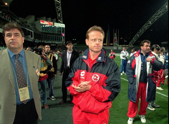 Rolf Fringer (Mitte), der Trainer der Schweizer Fussball-Nationalmannschaft, gestikuliert am Montag, 10. Februar 1997, nach dem verlorenen Finalspiel im Carlsberg Cup gegen Russland in Hong Kong. (KEY ...