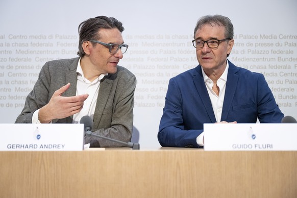 Gerhard Andrey, GP-FR, links, und Guido Fluri, Urheber der Internet-Initiative, Praesident der Guido Fluri Stiftung, rechts, sprechen an einer Medienkonferenz zur Lancierung der Volksinitiative zum Sc ...