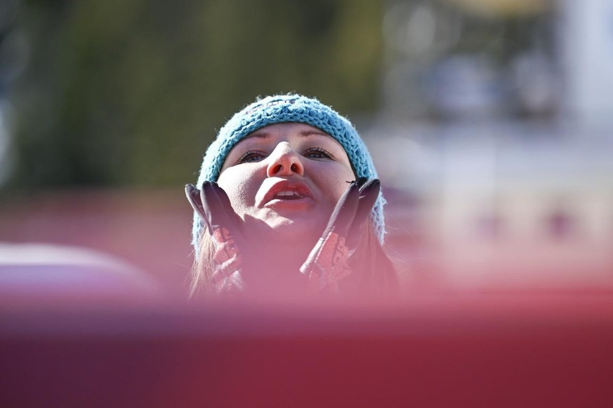 Priska Nufer tient son visage entre ses mains après son succès en Valais.