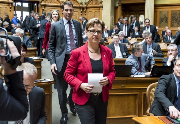 Die Stimmenzaehlerinnen und Stimmenzaehler kommen nach der Auszaehlung des ersten Wahlgangs angefuehrt von Edith Graf-Litscher, SP-TG, zurueck in den Saal, waehrend den Bundesratswahlen am Mittwoch, 9 ...