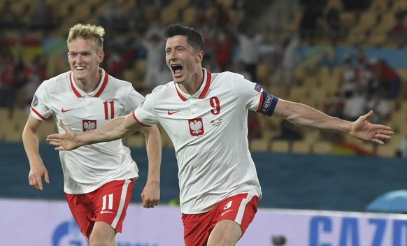 Robert Lewandowski cartonne sous le maillot de la Pologne et du Bayern Munich.