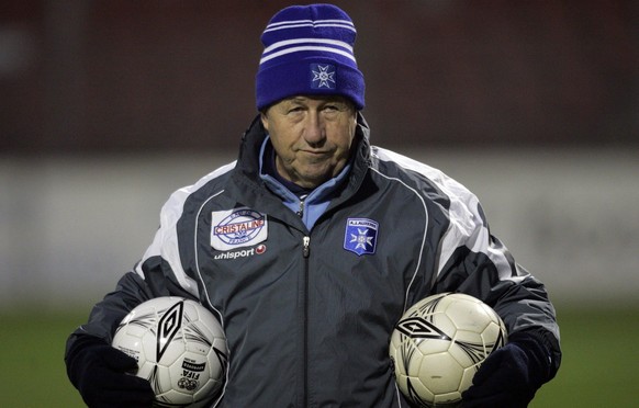 Auxerre-coach Guy Roux during a training in Alkmaar, Wednesday 03 November 2004. Auxerre plays an UEFA-match Thursday against AZ Alkmaar. EPA/Marcel Antonisse