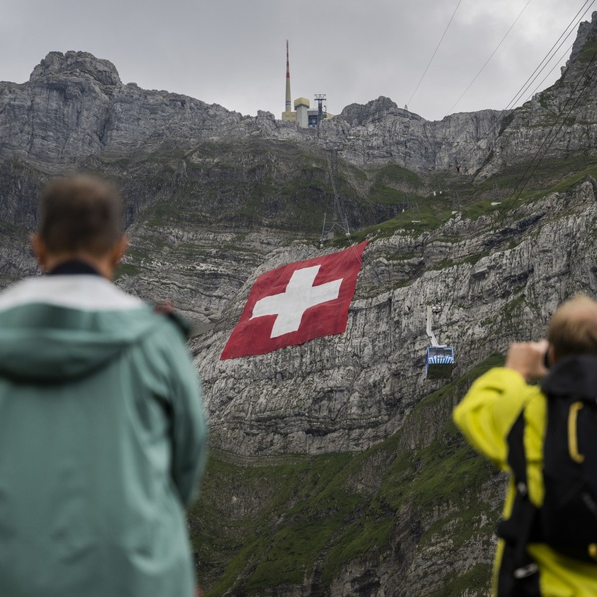 Le plus grand drapeau suisse du monde habille à nouveau le versant