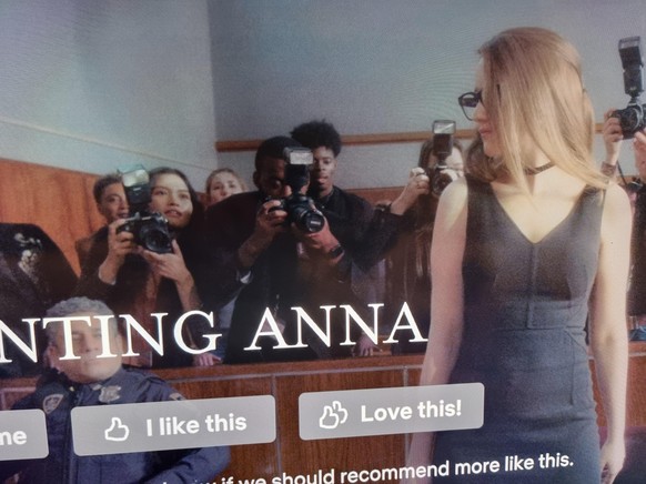 Filmfehler Inventing Anna

https://www.reddit.com/r/MovieMistakes/comments/zkehpv/inventing_anna_photographer_lens_cap/