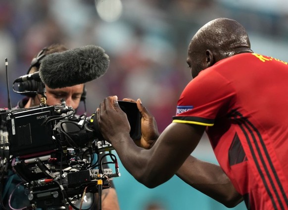 C'est l'UEFA qui décide de ce que les chaînes TV peuvent montrer ou non pendant les matchs.