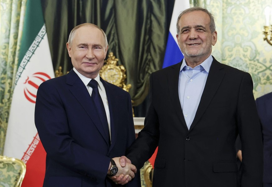 Le président russe Vladimir Poutine et son homologue iranien Massoud Peseshkian scellent le pacte d&#039;amitié russo-iranien en janvier 2025.