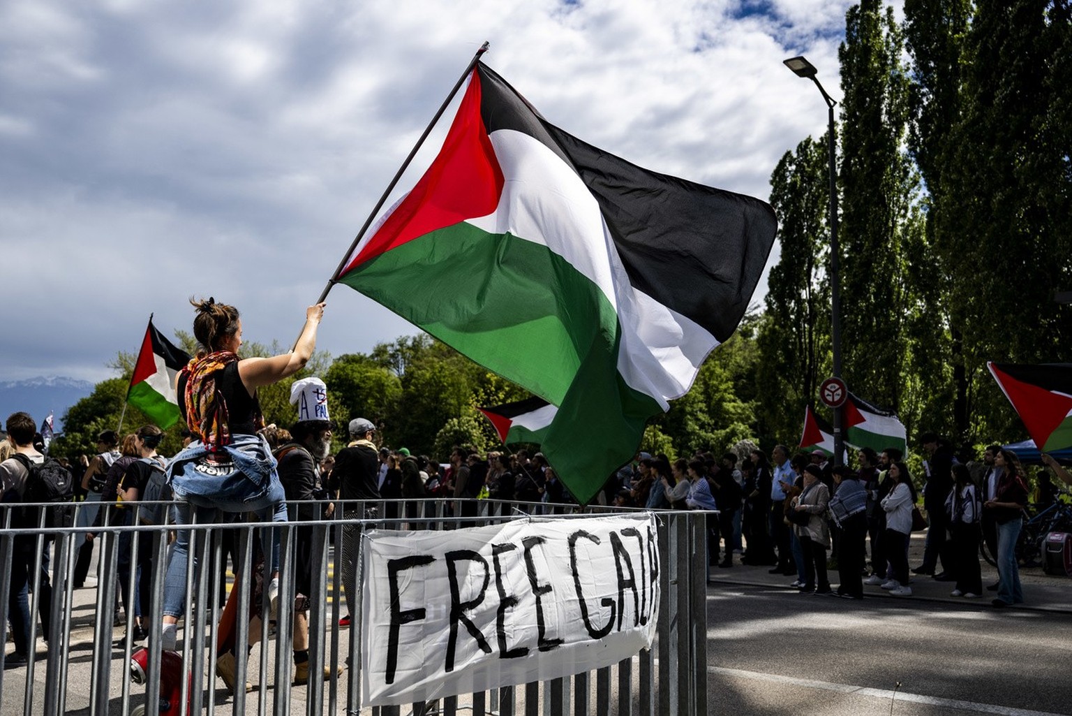 Des étudiants manifestent à Lausanne contre la guerre à Gaza.