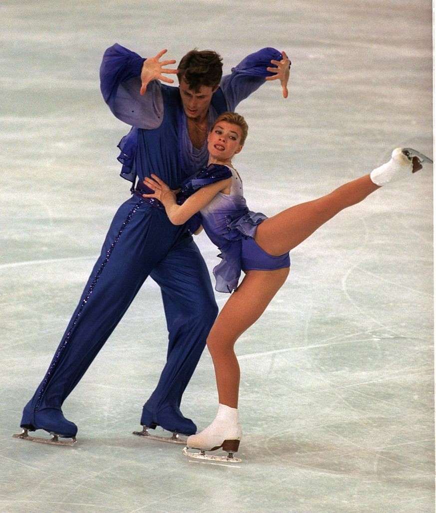 8 MAR1995: EVGENIA SHISHKOVA AND VADIM NAUMOV OF RUSSIA PERFORM THEIR PAIRS FREE SKATE ROUTINE DURING THE WORLD FIGURE SKATING CHAMPIONSHIPS AT THE NATIONAL INDOOR ARENA IN BIRMINGHAM, ENGLAND. Mandat ...