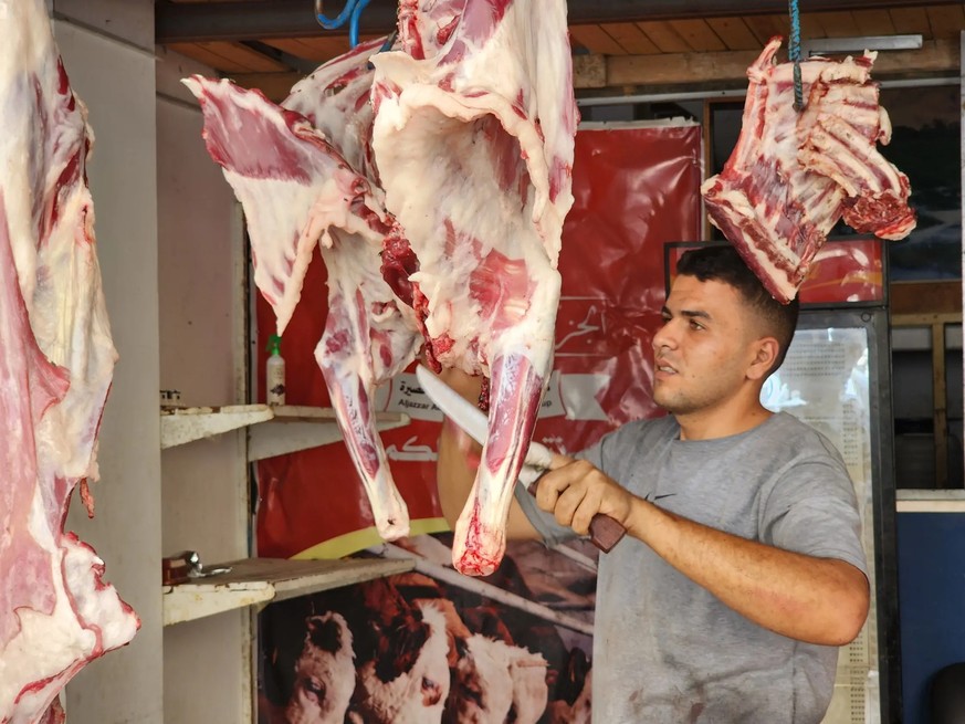 Adham Abu Hasira est boucher. La petite boucherie est la sienne.