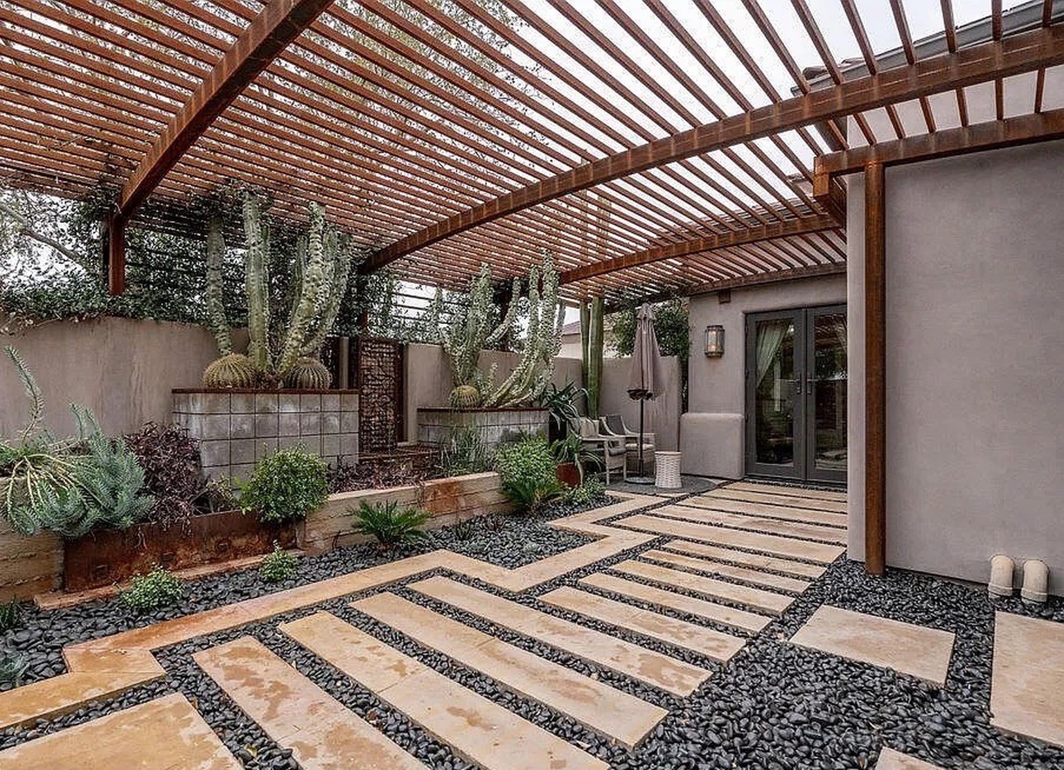 Crazy Villa in Gilbert Arizonafür 20 millionen dollar https://www.zillow.com/homedetails/21423-S-147th-St-Gilbert-AZ-85298/59261224_zpid/
