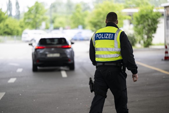 Ein deutscher Bundespolizist am Zollamt Konstanz-Autobahn an der Grenze zwischen Kreuzlingen in der Schweiz und Konstanz in Deutschland, aufgenommen am Freitag, 9. Mai 2025. (KEYSTONE/Gian Ehrenzeller ...