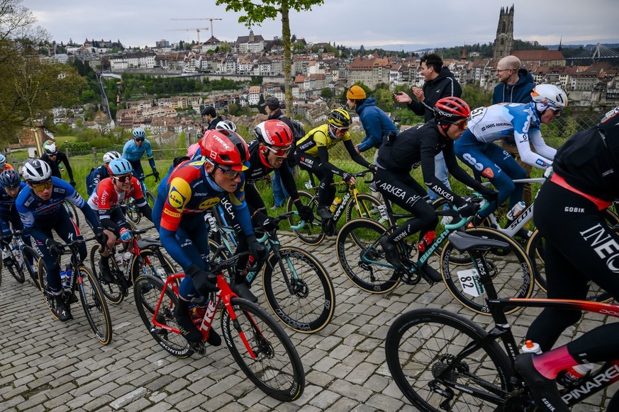 Le peloton dans la montée de Lorette lors du Tour de Romandie