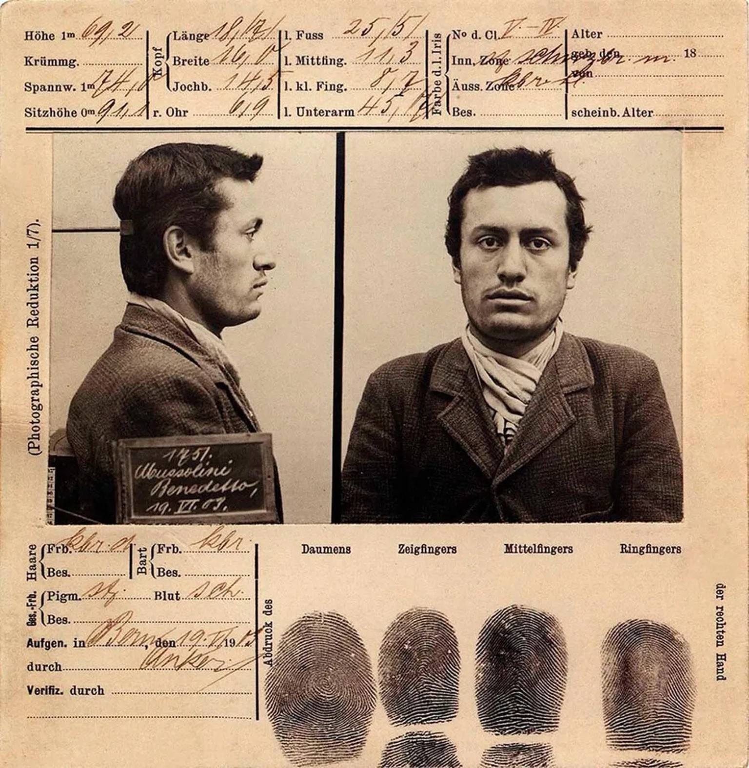 Aperçu du dossier que la police bernoise établit sur Mussolini en 1903. Les fonctionnaires utilisèrent des méthodes anthropométriques qu’il jugea dégradantes.
https://commons.wikimedia.org/wiki/File:M ...