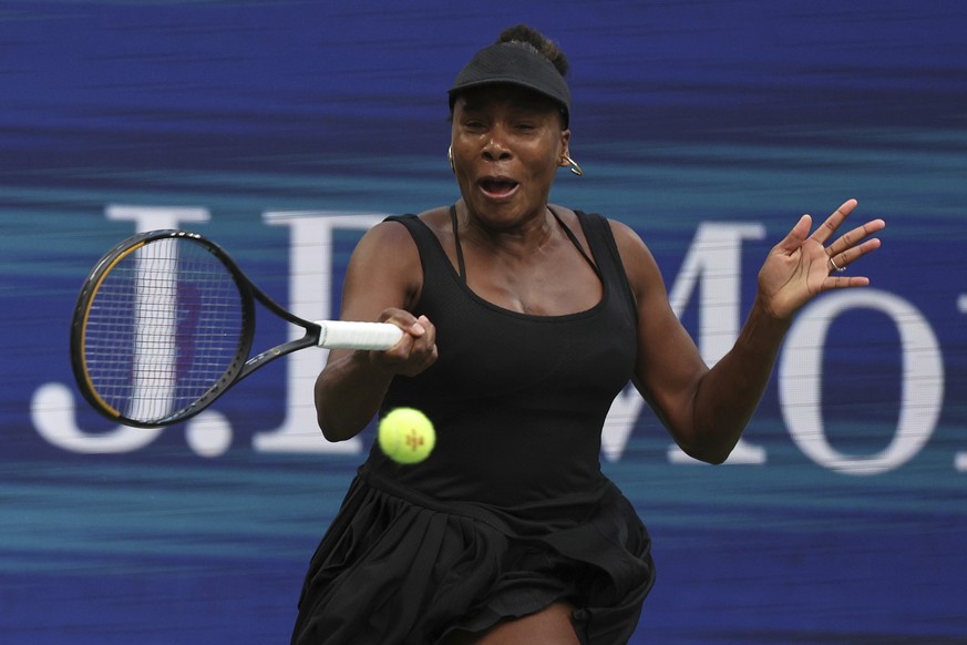 Venus Williams, of the United States, returns a shot with partner Leylah Fernandez, of Canada, during a quarterfinal doubles match at the U.S. Open tennis championships, Tuesday, Sept. 2, 2025, in New ...