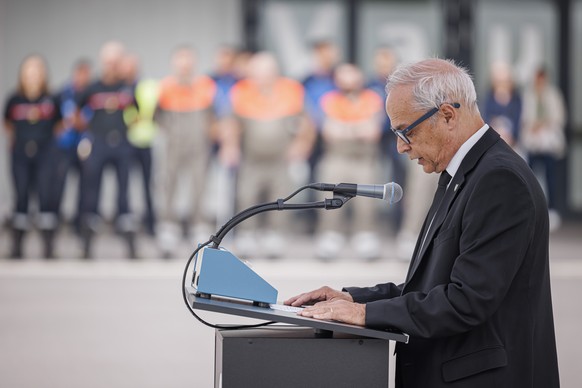 Alain Gillieron, syndic de Prilly, prononce un discours lors d&#039;une ceremonie en hommage aux victimes, trois jours apres l&#039;effondrement d&#039;un echafaudage de la tour en bois Malley Phare,  ...